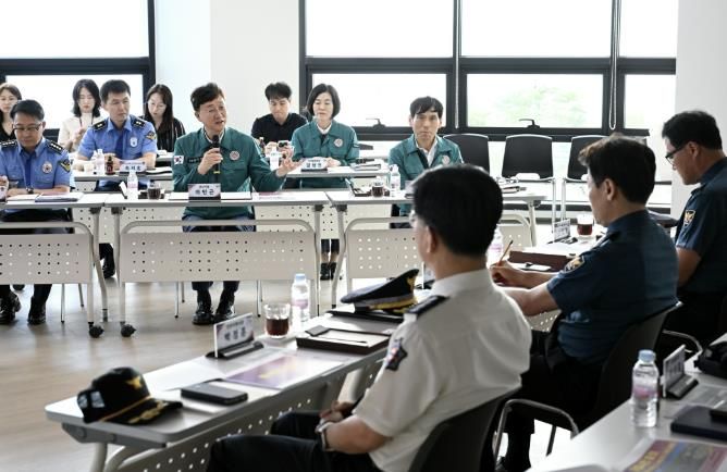 이민근 안산시장(맨 앞줄 왼쪽 두번째)이 지난달 29일 제13회 일사천리 민생안전회의에서 발언을 진행하고 있다.