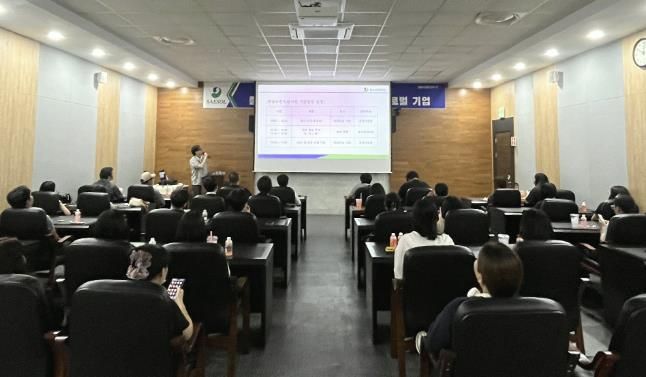 청년도전지원사업 참여자들이 지난달 29일 새솔다이아몬드공업(주)를 방문해 기업탐방 프로그램을 진행하고 있다.