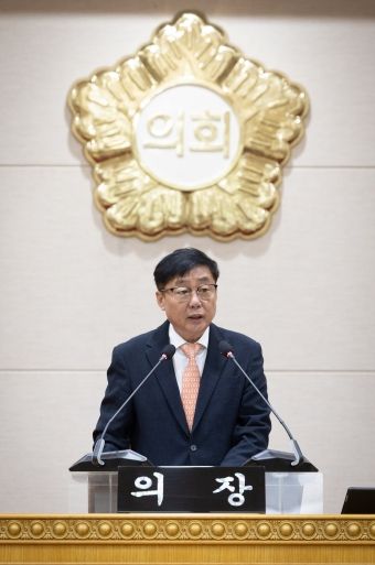 윤창철 의장이 제380회 임시회 제2차 본회의에서 ‘양주시 공공산후조리원 신축을 통한 경기북부 출산과 회복 인프라 확충 촉구 건의안’을 채택하고 있다.