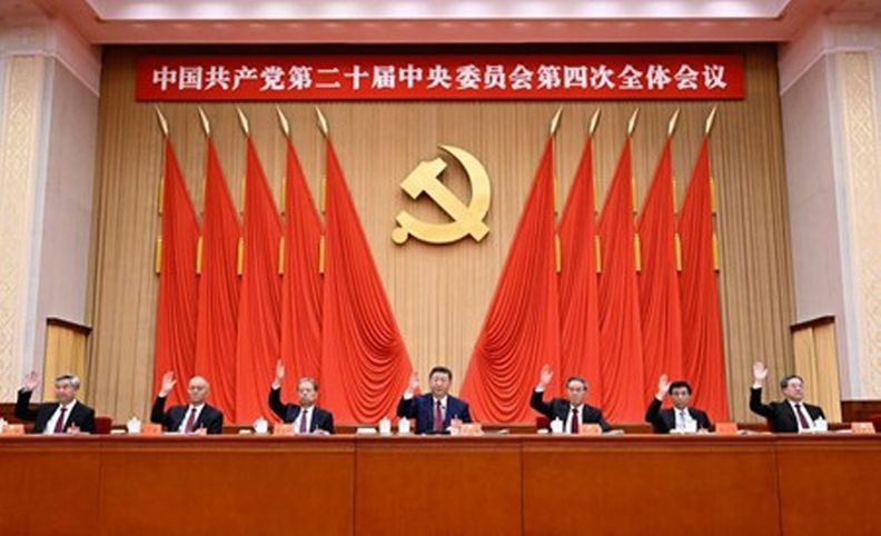 시진핑, 리창(李强), 자오러지(趙樂際), 왕후닝(王滬寧), 차이치(蔡奇), 딩쉐샹(丁薛祥), 리시(李希) 등이 주석대에 착석했다. (사진/신화통신)