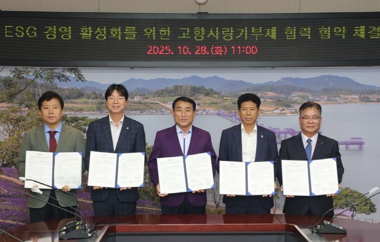 28일, 고향사랑기부제 업무협약 체결식 후 기념 촬영을 하고 있다. (왼쪽부터) 고정훈 신안군수협 상임이사, 안종팔 농협중앙회 목포신안시군 지부장, 김대인 신안군수 권한대행, 조영범 신안농협 조합장, 박영만 임자농협 전무