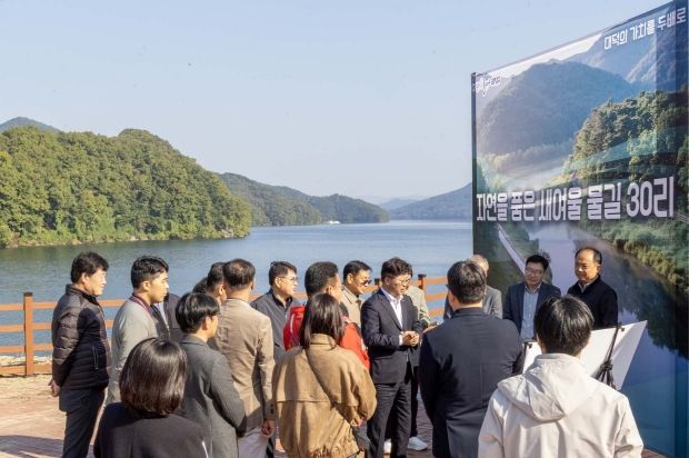 최충규 대덕구청장(사진 가운데)과 관계자 및 대덕구 명예구청장, 주민들이 29일 미호동 산61번지 일원에서 ‘대청호 생태 탐방로 조성사업’ 사업대상지를 점검하고 있다.