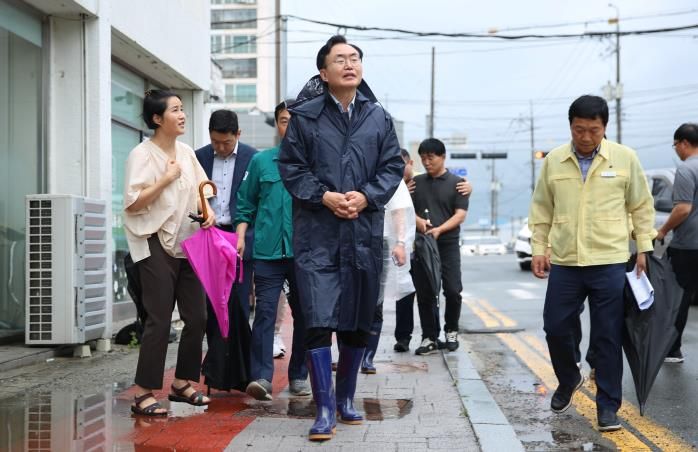 윤병태 나주시장이 지난 7월 집중호우로 침수된 금천면 소재지 일원을 긴급 점검하고 있다.