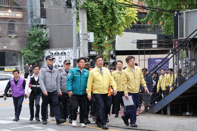 홍대 일대 안전 관리 실태를 점검하는 윤호중 행정안전부 장관과 박강수 마포구청장