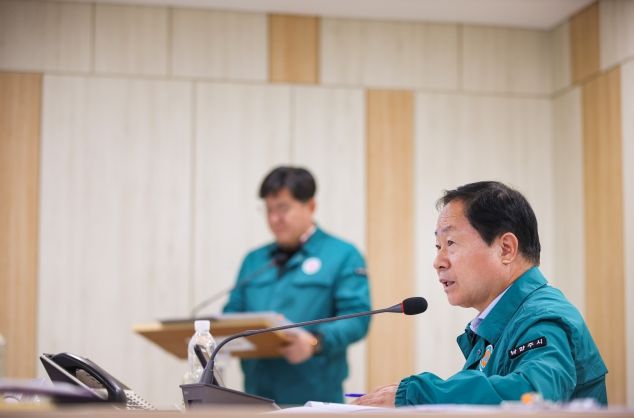 주광덕 시장이 재난상황실 토론훈련 현장을 지휘하고 있다.