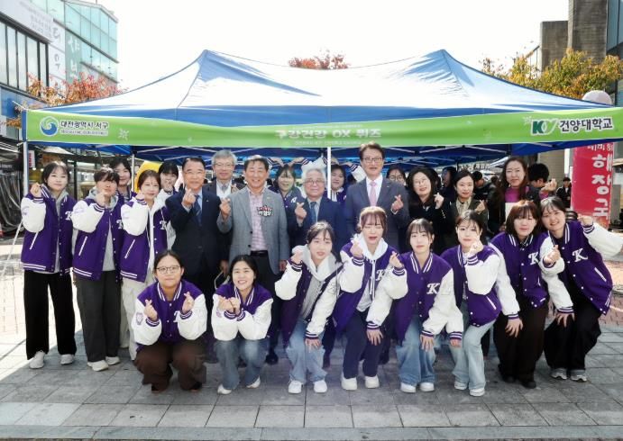 서철모 서구청장이 마치광장에서 열린 어울림한마당 행사장을 둘러보고 있다