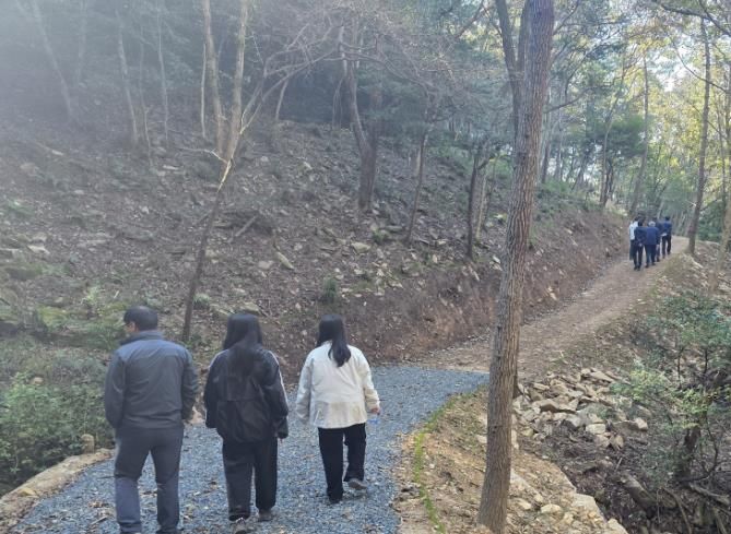 트레킹길을 즐기는 이용객들의 모습