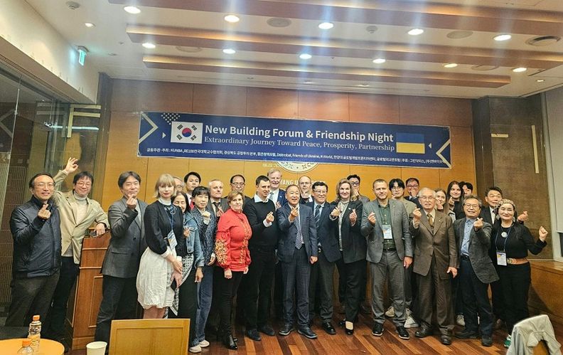 10월 28일 서울에서 열린 ‘한-우크라이나 뉴빌딩 포럼 및 우정의 밤’ 행사에서 한국과 우크라이나 관계자들이 함께 기념촬영을 하고 있다. 사진 맨 오른쪽이 글로벌외교관포럼의 제나 정 (Dr. Zena Chung) 이사장이다.