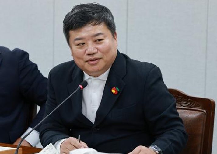 정영균 의원 의회운영위원회에서 질의 모습