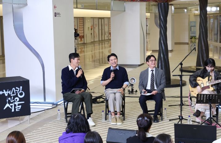김길영 위원장과 이상욱 부위원장이 시민들과 생생하고 즐거운 소통을 하고 있다