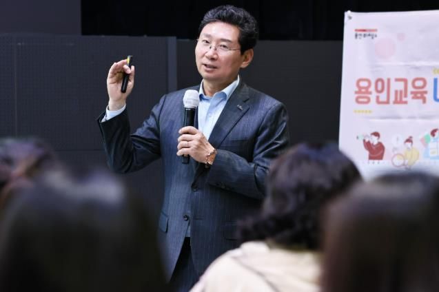 이상일 용인특례시장이 6일 용인미디어센터에서 처인구와 기흥구 지역 중학교 학부모들과 간담회를 갖고 교육환경 현안에 대해 의견을 교환했다.