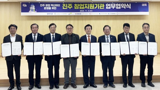 J-스타트업 페스티벌 투자유치(IR) 데모데이에서 수상한 ㈜해바캄 윤동혁 대표(오른쪽)와 최병근 창업중심대학사업단장.