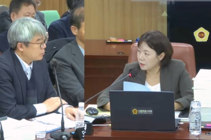 박성연 의원(국민의힘, 광진2, 오른쪽)이 제333회 정례회 도시안전건설위원회 행정사무감사에서 도시기반시설본부장에게 질의하고 있다.