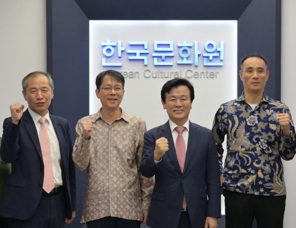 진주시, 인도네시아와 교류협력·수출지원 … 200만불 계약 성과 이끌어-문화원 방문 (왼쪽에서 두번째 김용운 주인도네시아 한국문화원장)