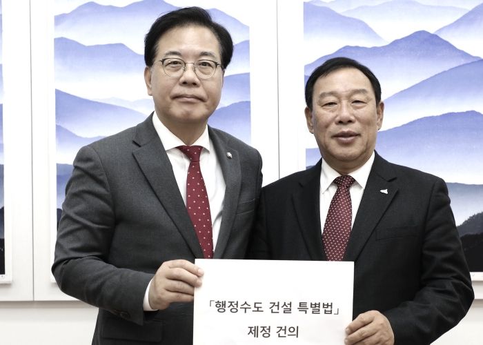 왼쪽부터 송언석 국민의힘 원내대표, 최민호 시장
