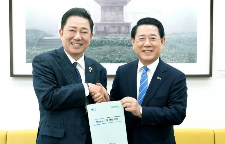 김영록 전라남도지사(오른쪽)가 19일 서울 국회에서 김병기 더불어민주당 원내대표와 면담을 갖고 2026년 국고 핵심사업 해결을 위한 건의 및 협조를 요청하고 있다.