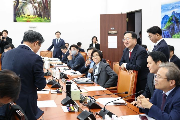 예결특위 소위 회의실을 방문한 이장우 대전시장