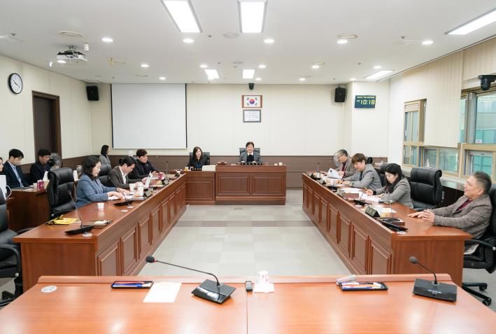 용인특례시의회 자치행정위원회, 2025년도 행정사무감사 마무리하며 강평 실시