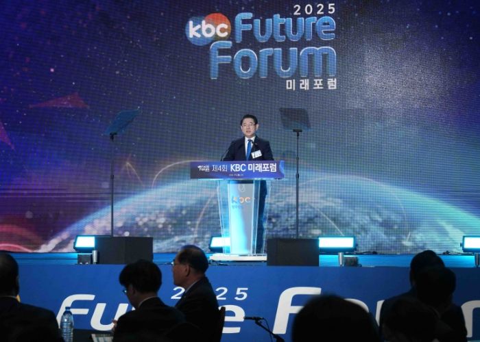 김영록 전라남도지사가 26일 여수 소노캄호텔에서 열린 ‘제4회 KBC미래포럼’ 행사에서 인사말을 하고 있다.