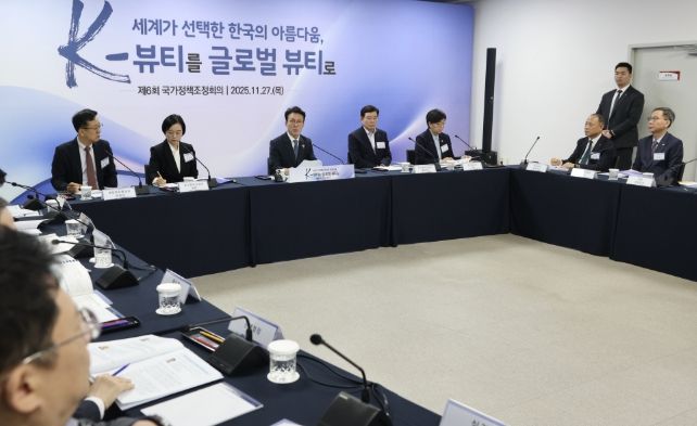 김민석 국무총리가 27일 충북 음성군 코스메카코리아에서 열린 국가정책조정회의를 주재, 모두발언을 하고 있다.