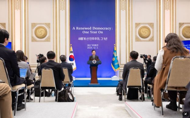 '새롭게 선 민주주의, 그 1년', 외신 기자회견(대통령실)