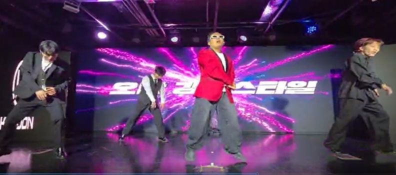 공연을 하고있는 인디스탈 소속 K-Pop 개그 아이돌 (사진제공: 주한외국기업연합회 KOFA)