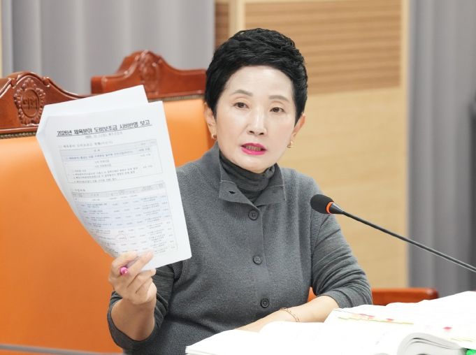 이기애 의원이 2026년도 아산시 내년도 예산안 심사를 진행하고 있다.