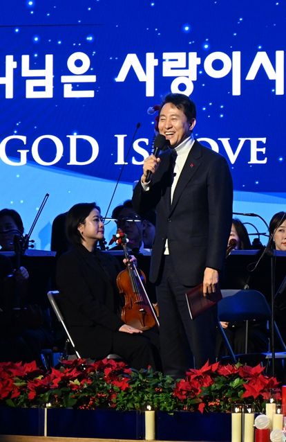 오세훈 서울시장이 24일(수) 오세훈 서울시장이 24일(수) 서초구 사랑의교회에서 열린 ‘서울시민과 함께 나누는 기쁨과 희망의 성탄축제‘에서 축사를 하고 있다.