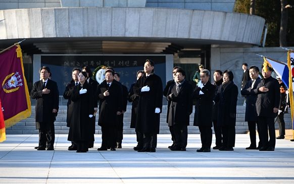 오세훈 서울시장이 1일(목) 현충원에 참배 뒤 순국 선열과 호국 영령에 대해 경례하고 있다.