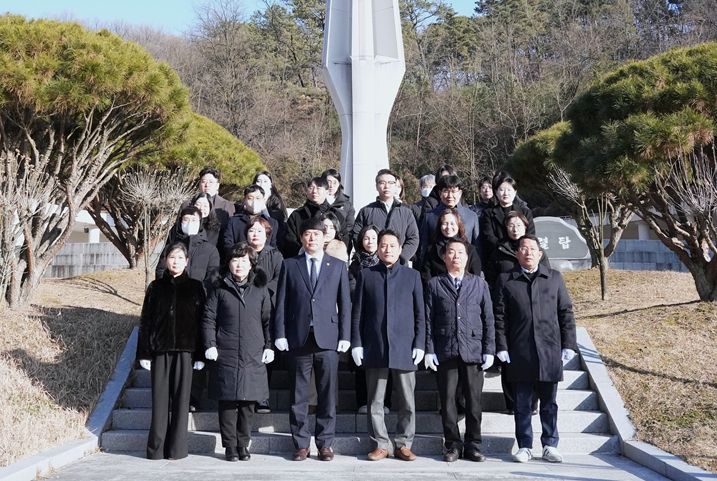 2일 대전보훈공원을 찾은 대전 중구의회 오은규 의장과 의원들이 순국선열의 넋을 기리며 병오년 새해, 구민을 위한 성실한 의정활동을 다짐하고 있다.(2026. 1. 2.)