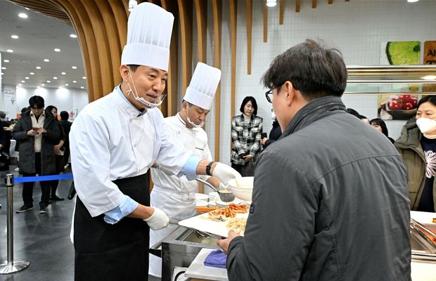 오세훈 서울시장이 2일(금) 서울시청 구내식당에서 신년맞이 직원 격려 떡국을 배식하고 있다.