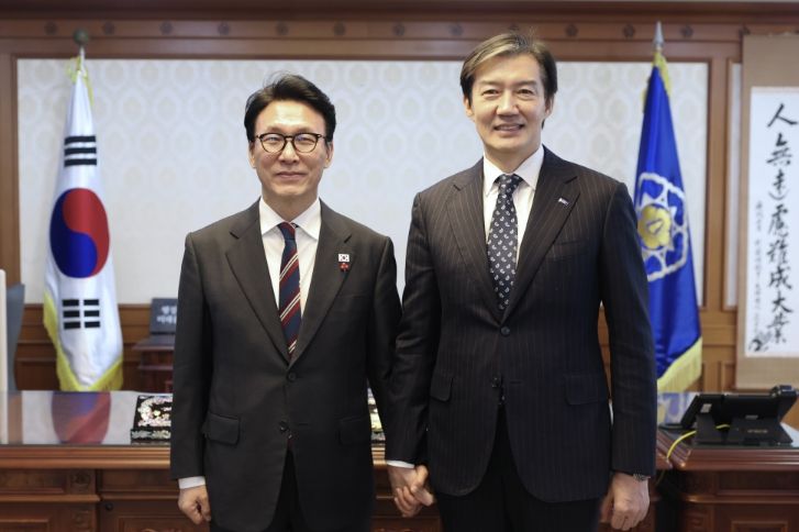 김민석 국무총리가 5일 세종대로 정부서울청사에서 조국, 조국혁신당 대표와 면담을 하고 있다.