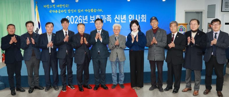 15일 전북상이군경 복지회관에서 열린 2026년 보훈단체 신년인사회에 김관영 전북자치도지사를 비롯해 도내 보훈단체장과 보훈가족 등 참석자들이 국가유공자의 희생과 헌신을 기리는 시간을 갖고 있다