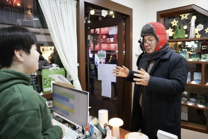 박강수 마포구청장이 ‘청년상인 반년살이’ 매장을 찾아 청년상인들을 격려하고 있다.