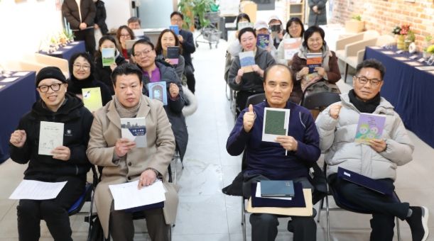 지난 27일 하안도서관 1층 '열린시민전시코너'에서 '2025 광명시 독립출 간담회'를 진행하고 기념사진을 촬영하고 있다.