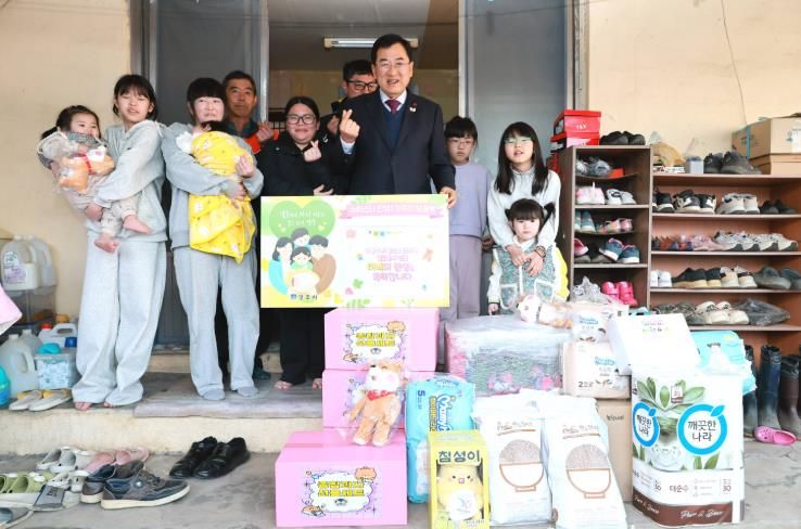 지난 3일 오후, 주낙영 경주시장이 효현동의 일곱째 자녀 출산 가정을 찾아 축하 인사를 전하고 기념촬영을 하고 있다.