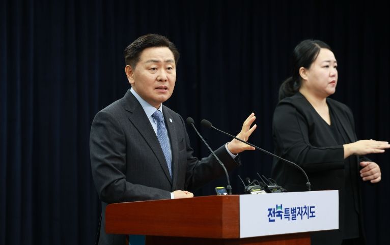 김관영 전북특별자치도지사는 9일 도청 브리핑룸에서 전북 AI로봇 산업 클러스터 조성계획 기자회견을 열고 “전북을 대한민국 AI로봇 실증·산업화 거점으로 육성하겠다”며 조성계획을 발표하고 있다