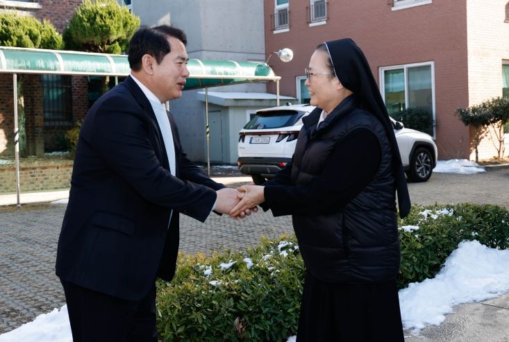 이정선 광주시교육감이 9일 노틀담 형제의 집에서 위문품을 전달하며 이은희 원장수녀님과 기념사진을 촬영하고 있다.