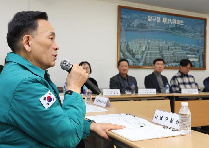 조성명 강남구청장이 9일 압구정3구역 구현대아파트 조합사무실에서 열린 재건축 현장 간담회에서 조합 관계자들과 사업 추진 현안을 논의하고 있다.