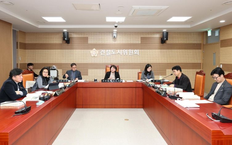 아산시의회 건설도시위원회가 제264회 임시회 중 주요업무보고를 청취하고 있다.