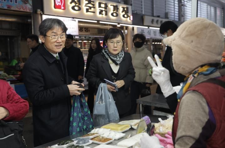 천창수 교육감이 11일 중구 태화종합시장을 찾아 장을 보고 상인과 대화하고 있다