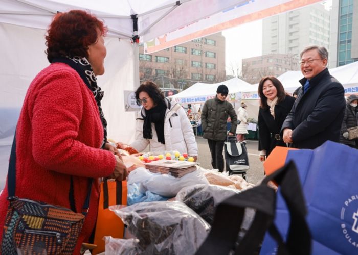 장인홍 구로구청장이 장터를 돌며 상인들과 인사를 나누고 있다.