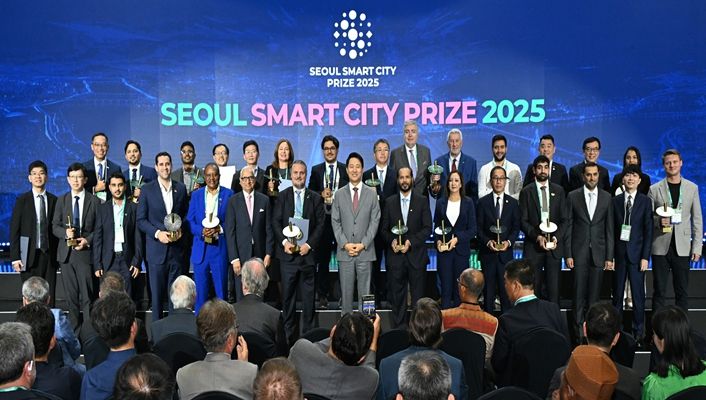 2025년 9월 30일 ‘서울 스마트도시 상’ 시상식에서 수상자들이 기념촬영을 하고 있다.