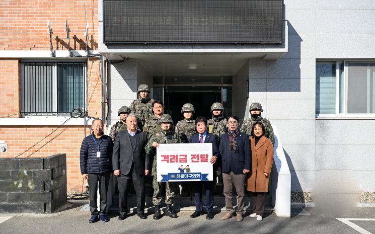 격려금 전달 후 기념촬영을 하고 있다.