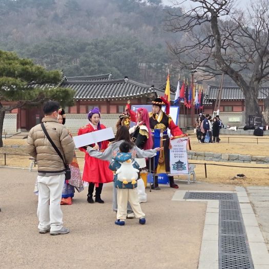 지난 14일 화성행궁 광장에서 타임슬립 화성행궁 이벤트를 열고 있다.