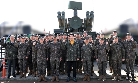 오세훈 서울시장이 16일(월) 1방공여단 방공진지 장병들과 기념사진을 촬영하고 있다.