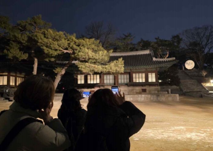 창경궁 정월대보름 행사 - 모형 보름달을 감상하고 있는 관람객(2025년 2월)