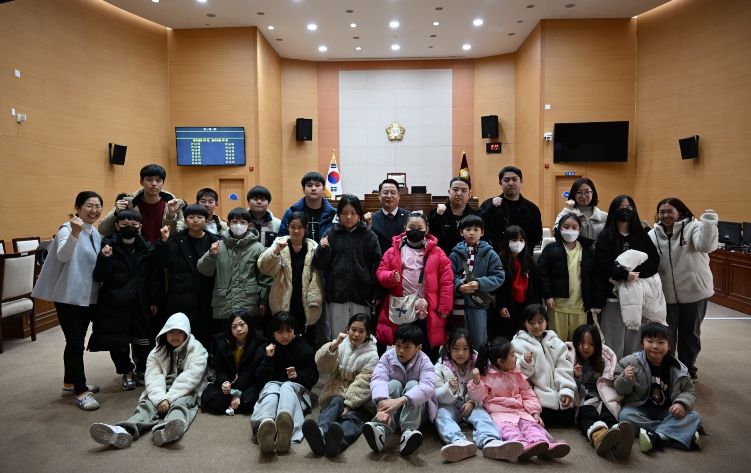 성중기 의원, 다함께돌봄센터 ‘시소’ 아동들과 의회 견학 실시