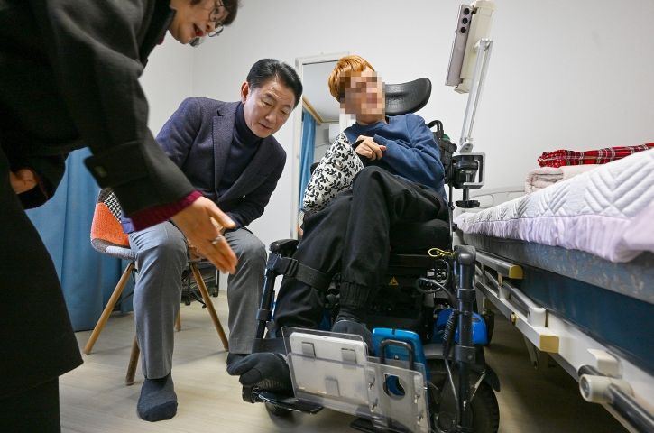 의정부시는 2월 20일 ‘중증장애인 스마트기기(AI‧IoT) 지원사업’ 설치 가정을 방문해 운영 현황을 점검하고 이용자 의견을 청취했다.