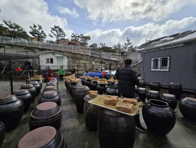동두천시 생연1동 주민자치회, ‘정월 맞이 전통 장 담그기’ 행사 성료